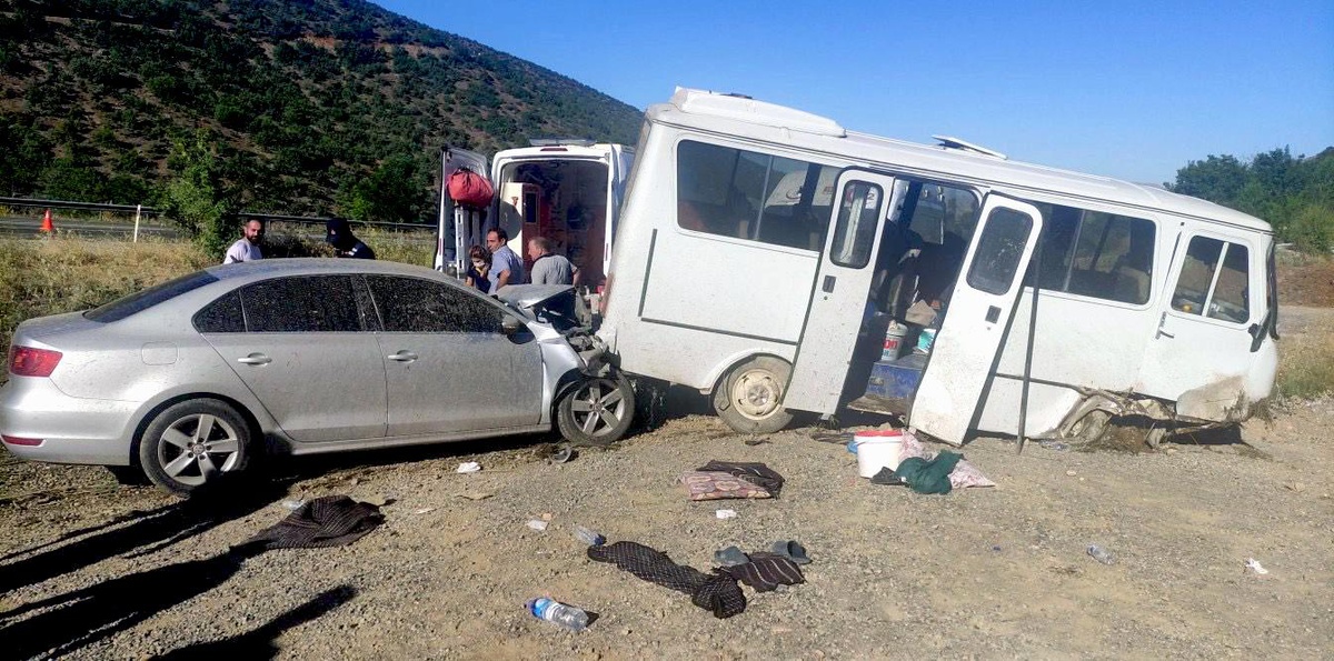Elazığ\'da otomobil ile minibüsün çarpıştığı kazada 11 kişi yaralandı