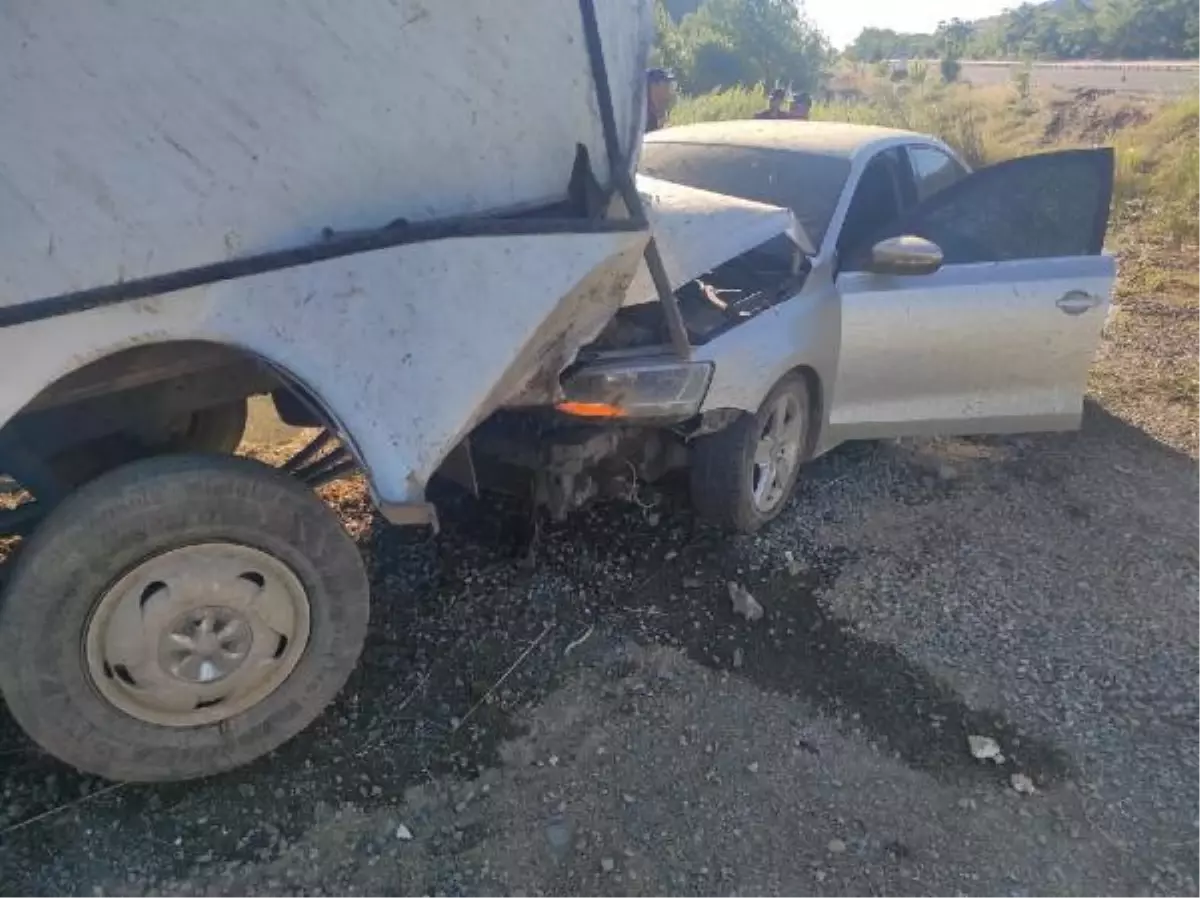Elazığ'da otomobil, minibüse çarptı: 11 yaralı