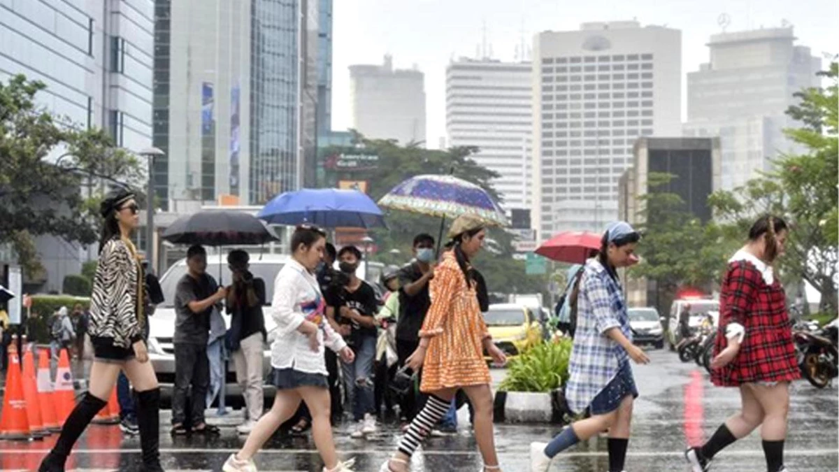 Endonezyalı Moda Severler Cakarta Sokaklarında Kendi Tarzlarıyla Defile Sunuyor