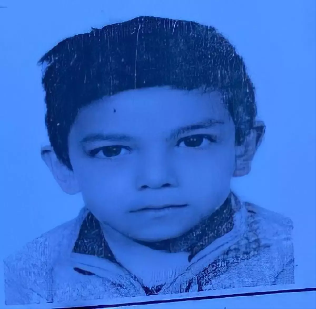 Erik toplayıp yolun karşısına geçmek isteyen 2 çocuğa hafif ticari araç çarptı: 1 ölü (2)