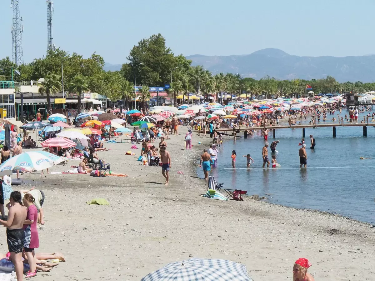 Hava sıcaklıklarının 36 dereceyi aştığı Edremit Körfezi\'nde sahiller doldu