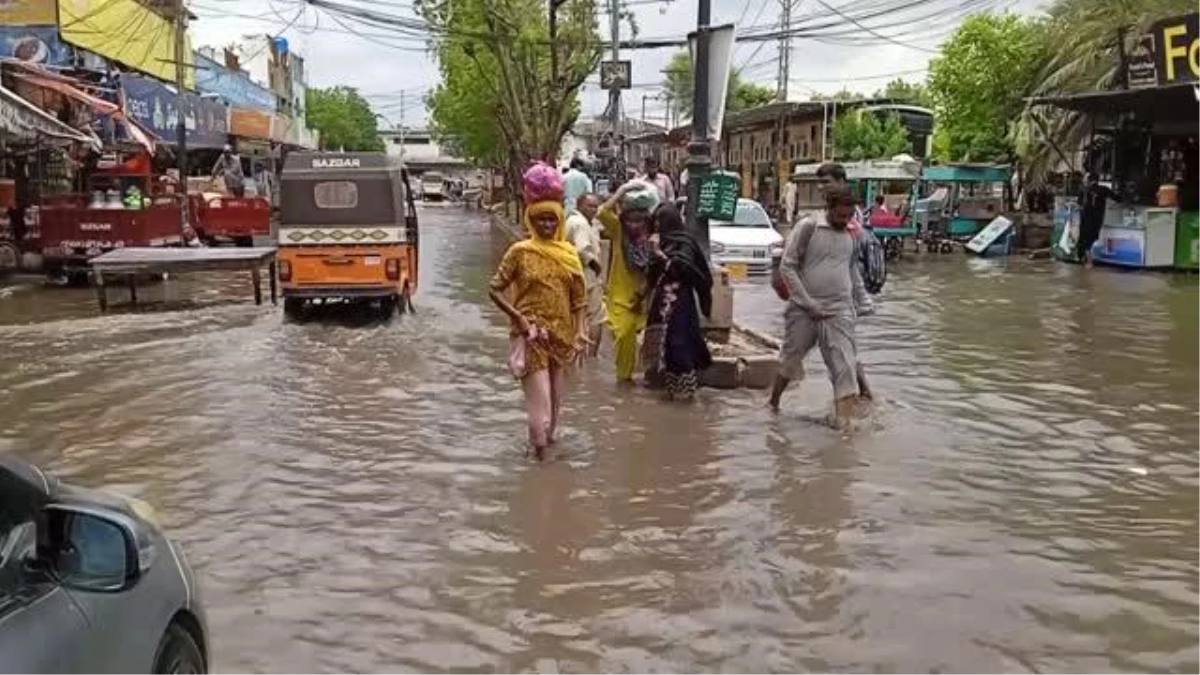 HAYDARABAD - Pakistan\'da etkili muson yağmurları