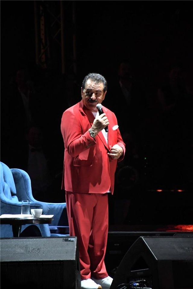 Ünlü sanatçı İbrahim Tatlıses sahnede kendisini tutamadı: Be geri zekalılar