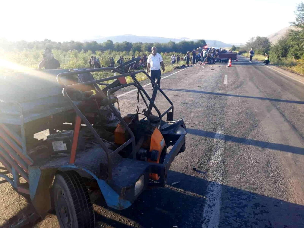 Afyonkarahisar\'da iki tarım aracının çarpışması sonucu 1 kişi öldü, 7 kişi yaralandı