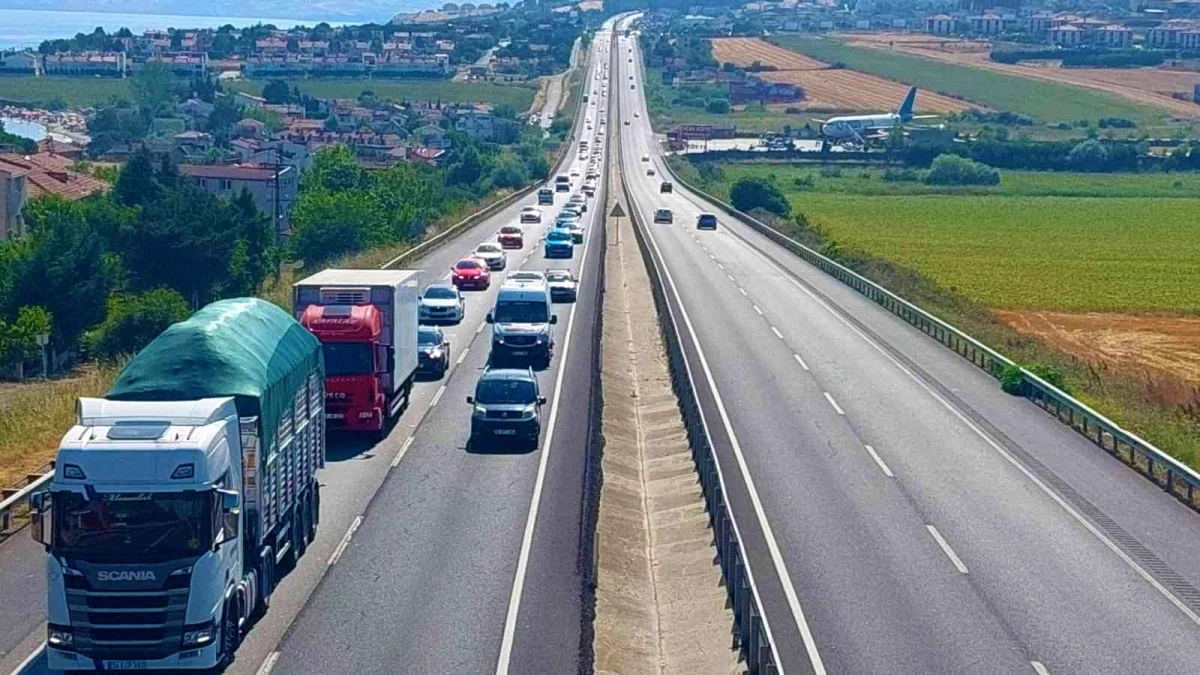 İstanbul\'dan gelen günübirlik tatilciler yolları doldurdu