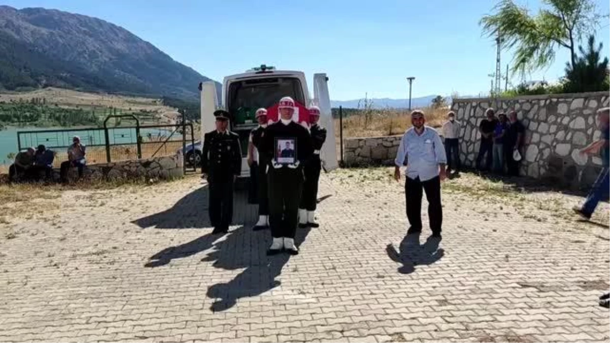 Kahramanmaraş\'ta baraj göletine devrilen otomobilde ölenlerin cenazesi defnedildi
