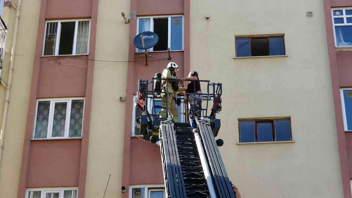 Kartal\'da apartmanda korkutan yangın, mahsur kalan 3 kişi kurtarıldı