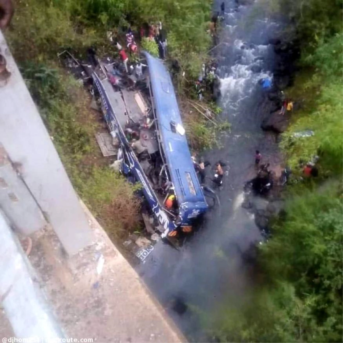 Kenya\'da yolcu otobüsü 40 metre yükseklikten nehre düştü: 24 ölü