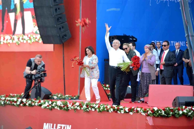 Kılıçdaroğlu, 'Herkesin başımızın üstünde yeri var' deyip partisinin iki kırmızı çizgisini saydı: Vatanımız ve bayrağımız Kılıçdaroğlu, 'Herkesin başımızın üstünde yeri var' deyip partisinin iki kırmızı çizgisini saydı: Vatanımız ve bayrağımız