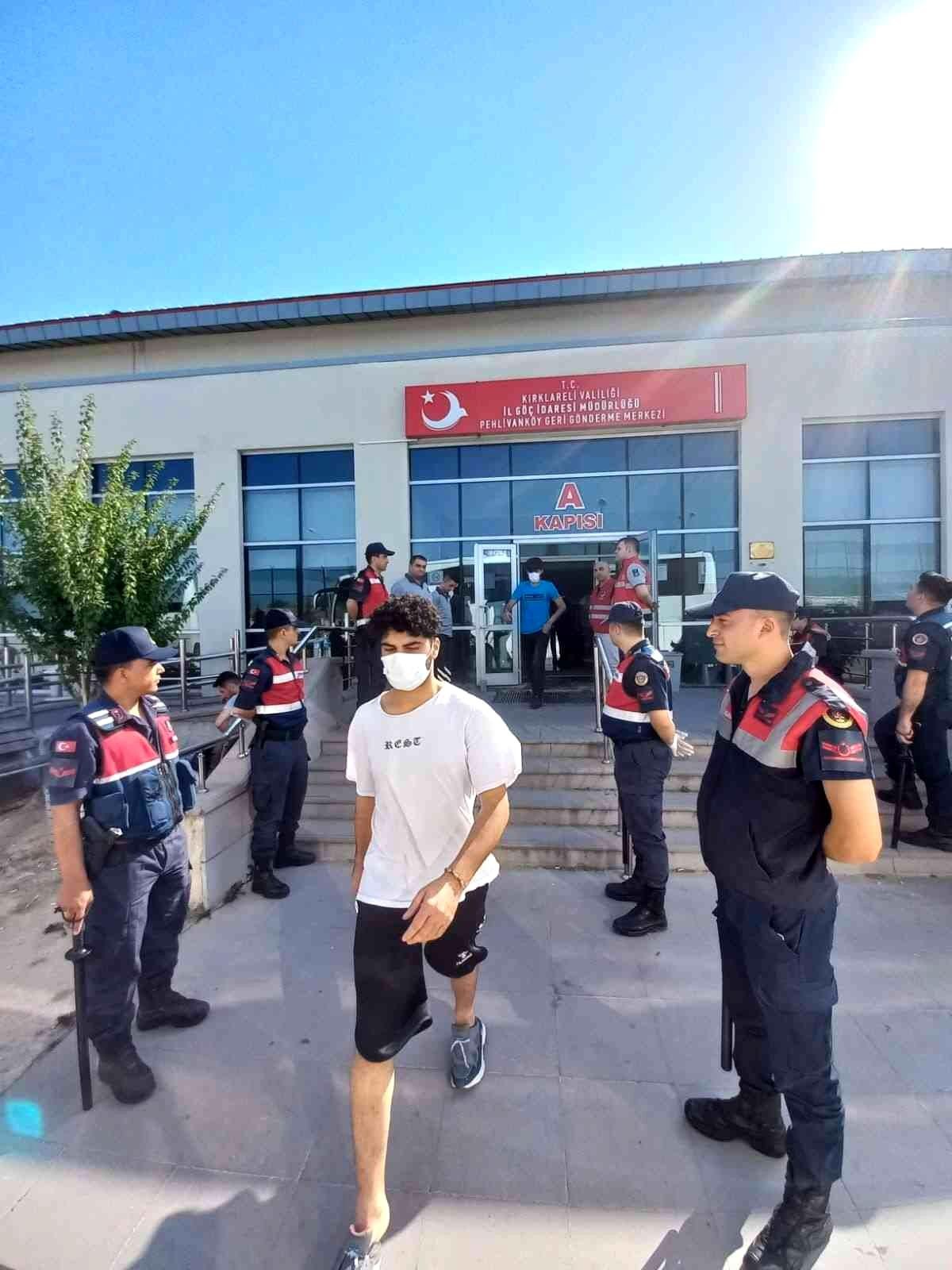 Kırklareli\'nde yakalanan 327 kaçak göçmen sınır dışı edildi