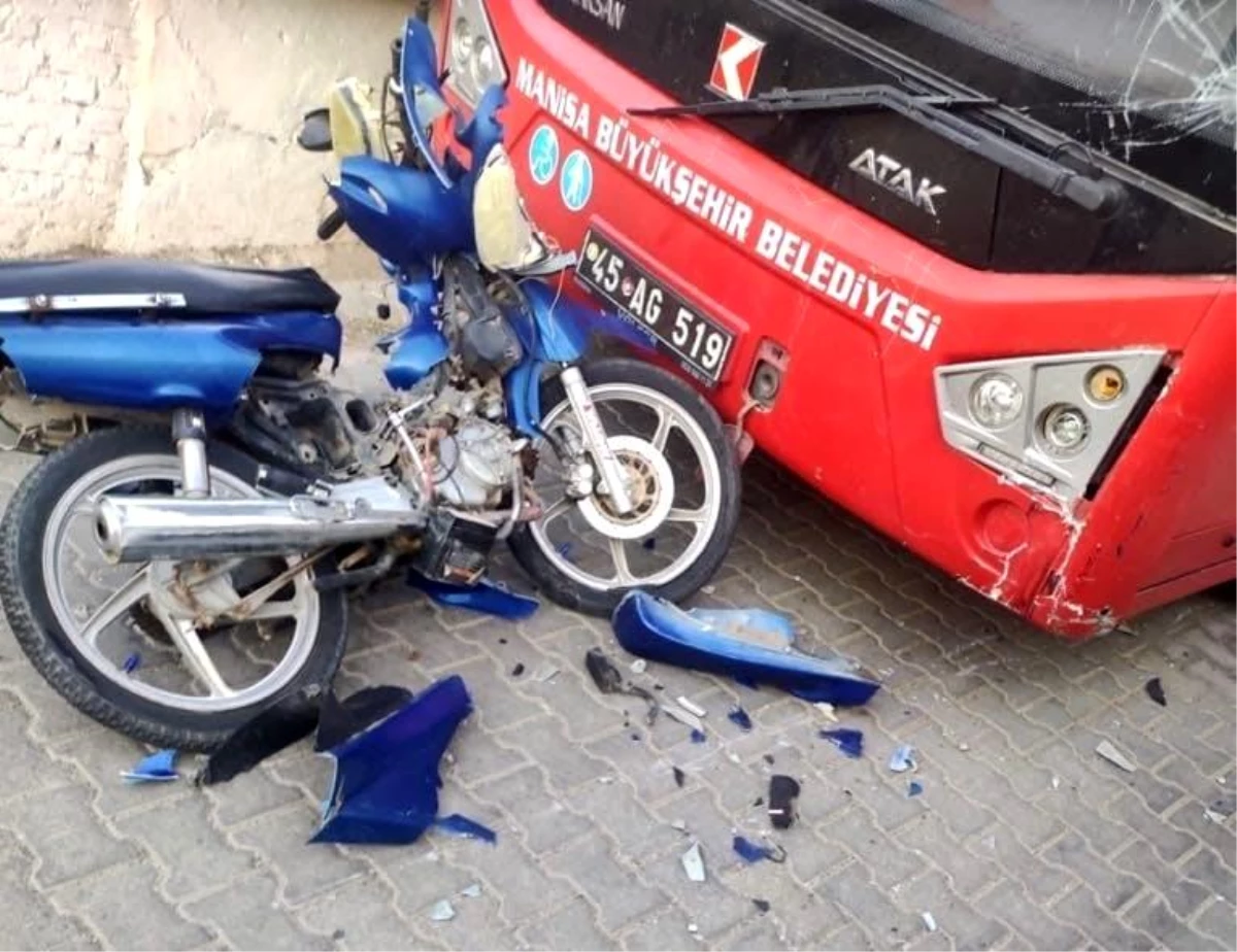Motosiklet otobüse çarptı: 1 yaralı