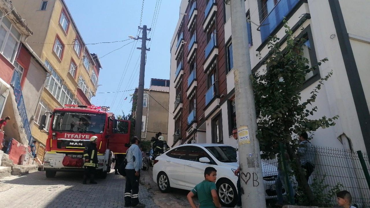 Ocakta unutulan yemek yangın çıkardı