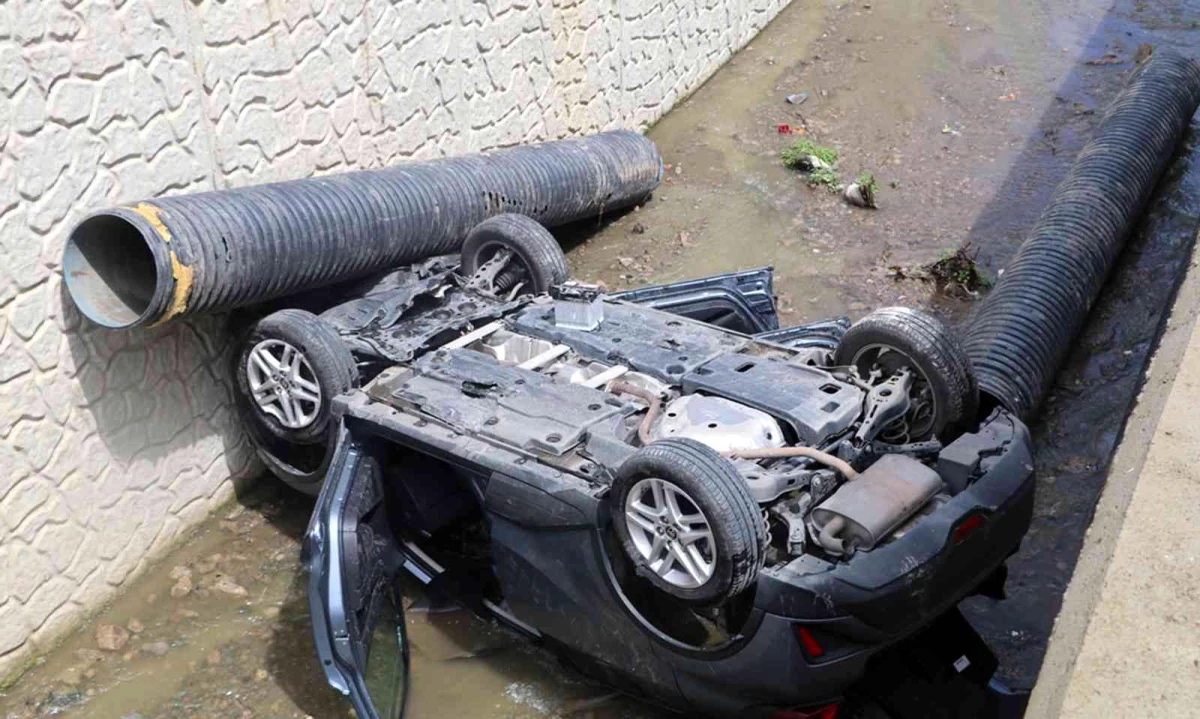 Rize\'de park halindeki araca çarpan otomobil dereye uçtu: 2 yaralı
