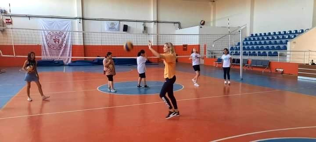 Sarıgöl\'de voleybol kursuna yoğun ilgi
