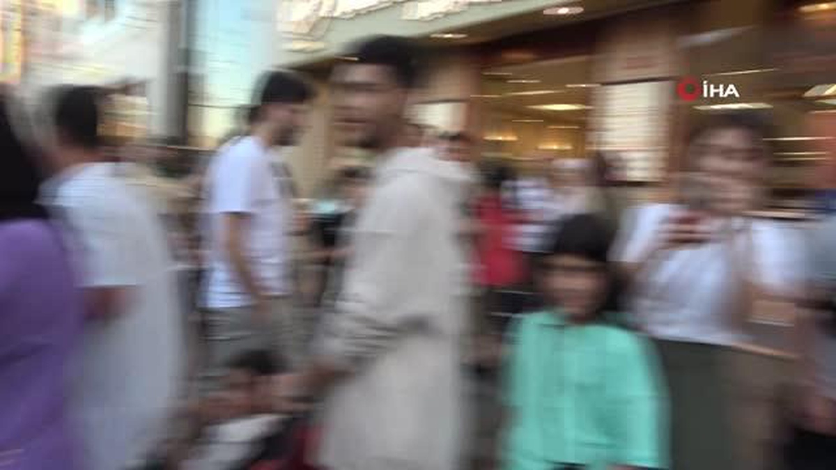 Taksim\'de gelin ve damadın fotoğraf çekimi İstiklal caddesini kilitledi