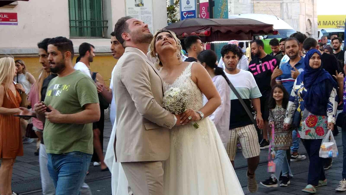 Taksim\'de gelin ve damadın fotoğraf çekimi İstiklal caddesini kilitledi
