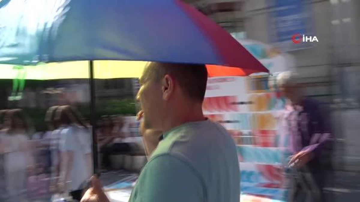 Taksim\'de sıcaktan bunalan vatandaşlar serinlemek için çeşitli yollara başvurdu