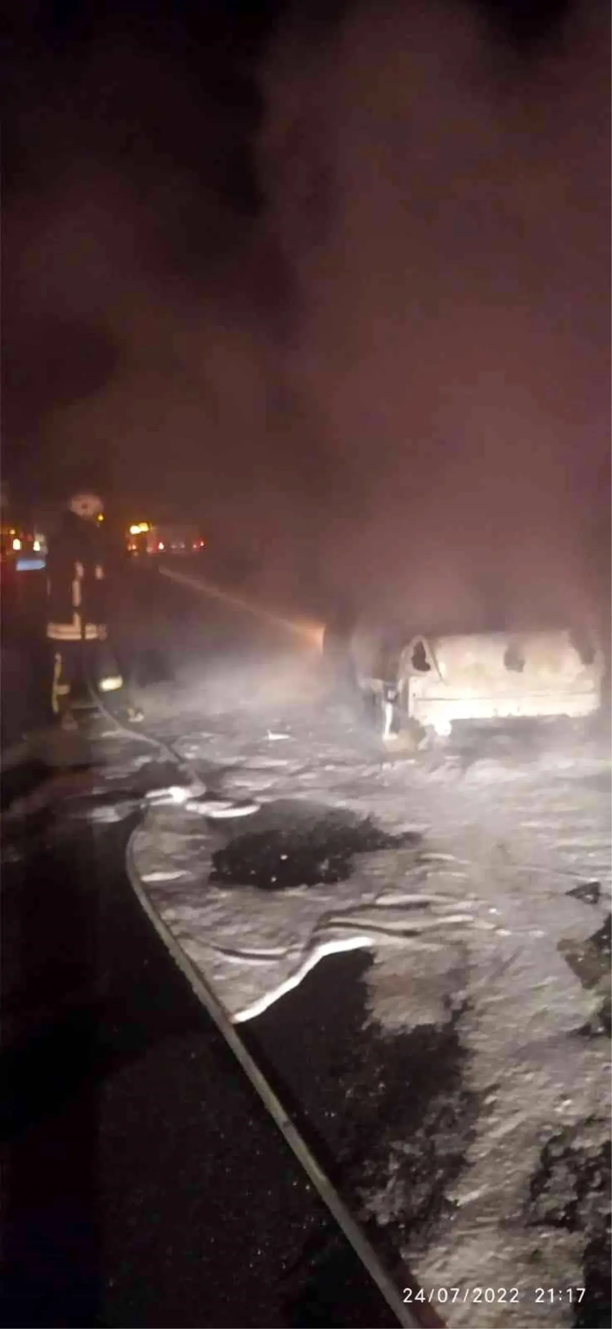 TEM Otoyolu tünel girişinde otomobil yandı