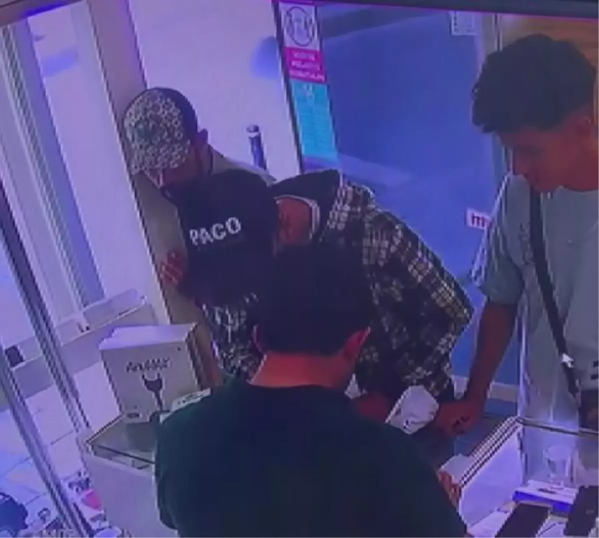 ZEYTİNBURNU\'NDA TELEFON HIRSIZLIĞI