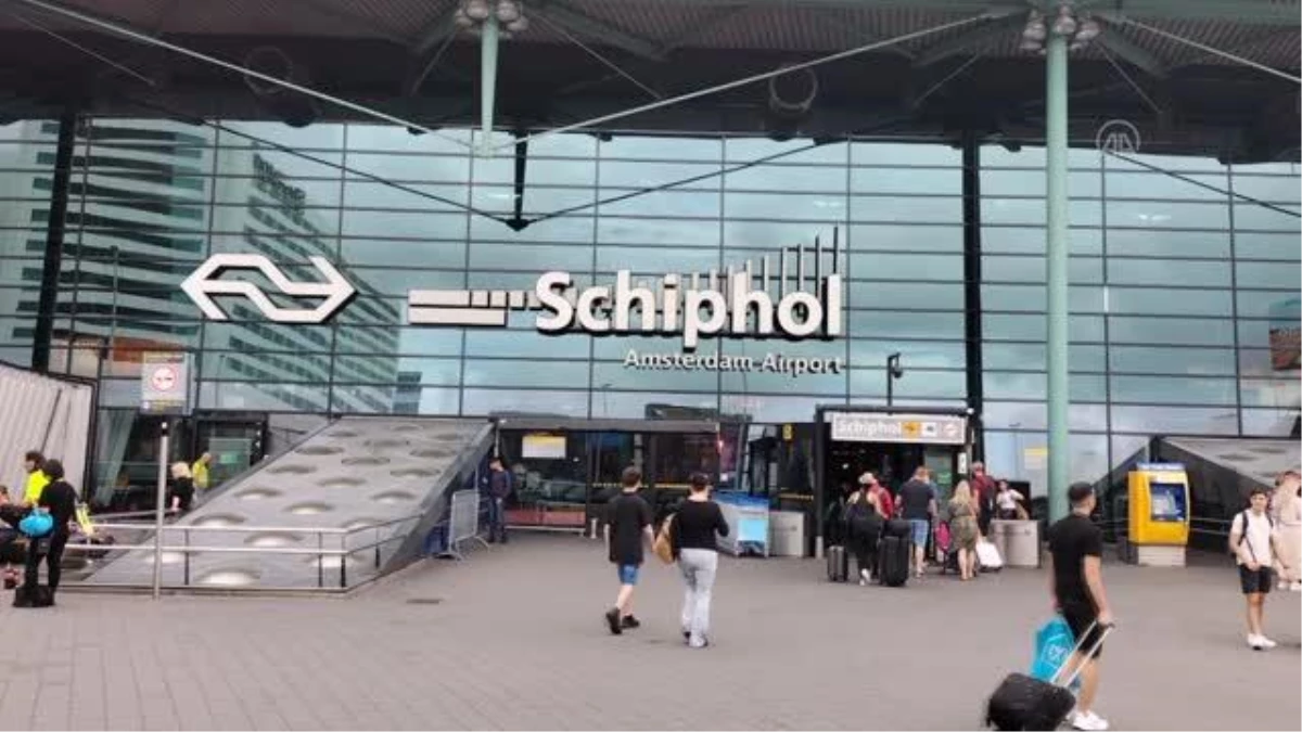 AMSTERDAM - Avrupa\'daki havalimanlarında personel eksikliği ve aşırı yoğunluk krizi sürüyor