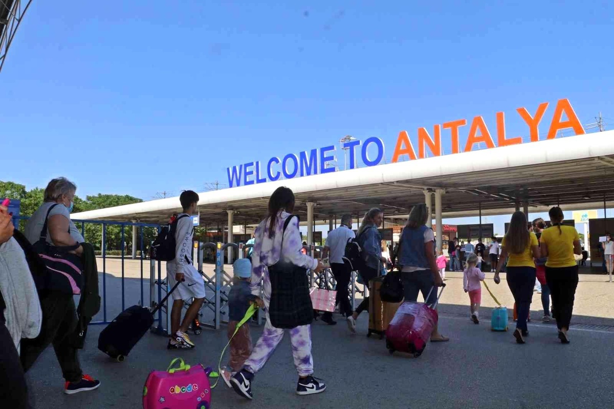 Antalya\'ya hava yoluyla rekor ziyaret! Turistler akın akın geliyor