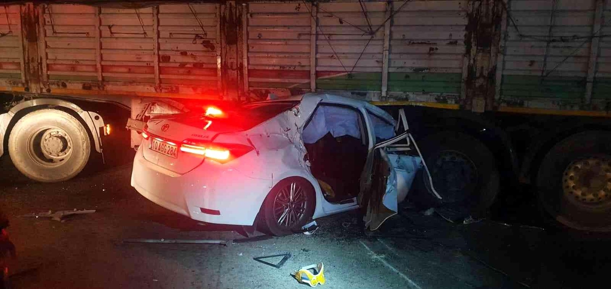 Balıkesir\'de otomobille tırın çarpışması sonucu 1 kişi öldü, 1 kişi yaralandı