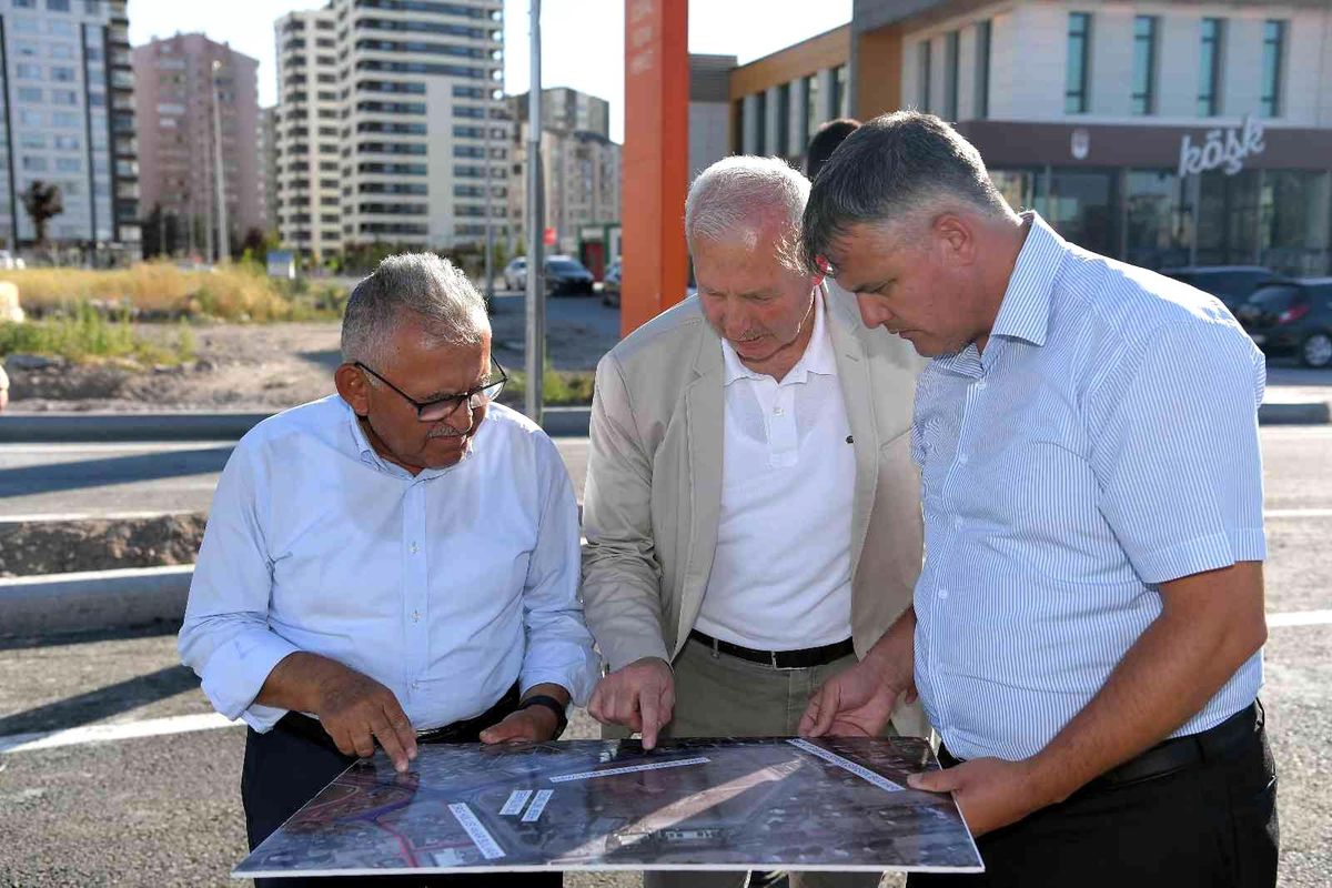 Kayseri Büyükşehir Belediye Başkanı Büyükkılıç, katlı kavşağı inceledi