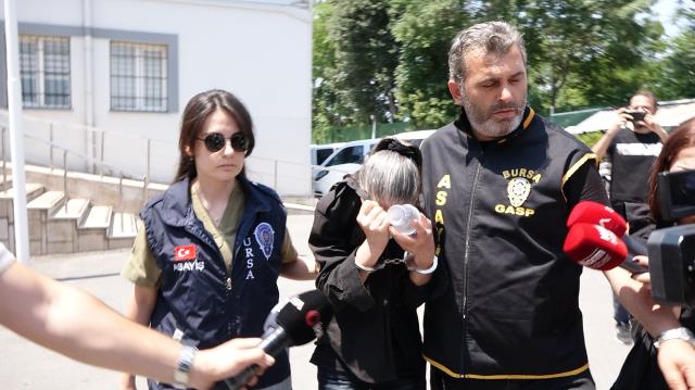 Çöp evde yeğenini alıkoyan teyze, kendisini akılalmaz sözlerle savundu: Etrafa zarar vermesin diye yaptım Çöp evde yeğenini alıkoyan teyze, kendisini akılalmaz sözlerle savundu: Etrafa zarar vermesin diye yaptım