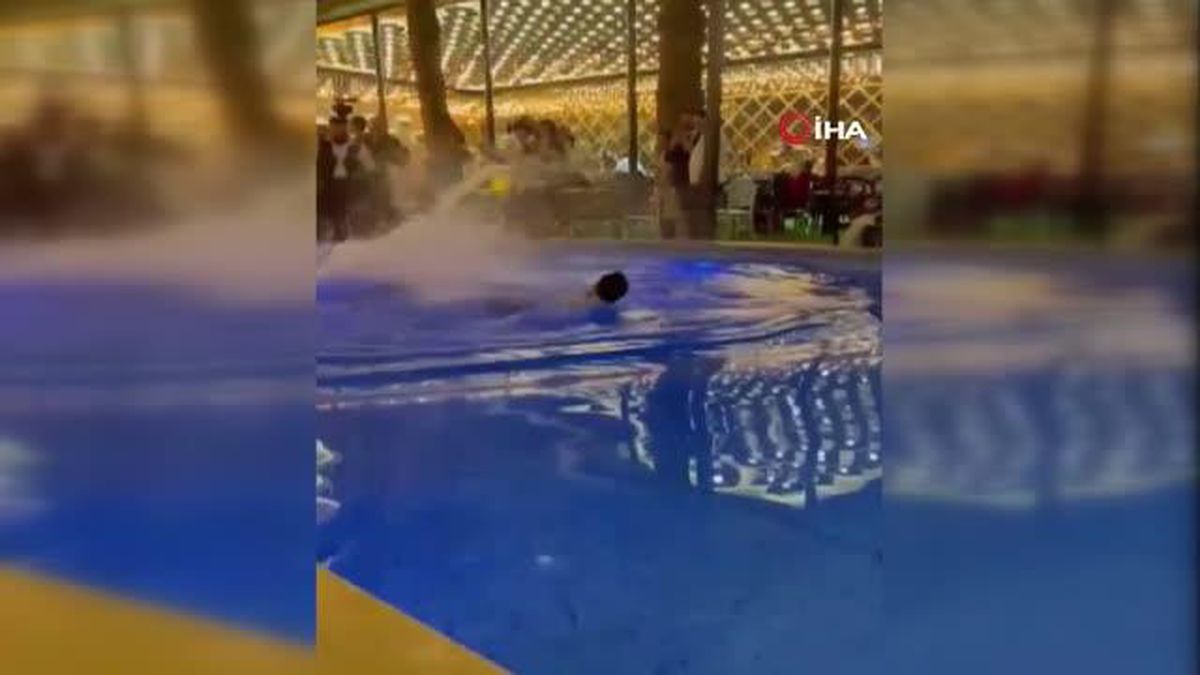 Damadı havuza attılar, suda çiftetelli oynadılar