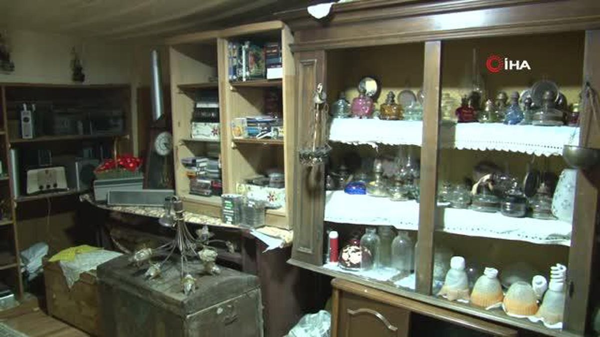 Dükkanını adeta müzeye çevirdi