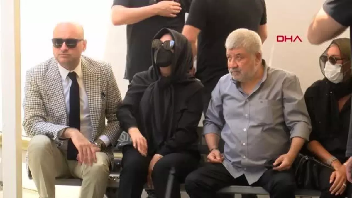 EBRU GÜNDEŞ ANNESİNİ SON YOLCULUĞUNA UĞURLADI