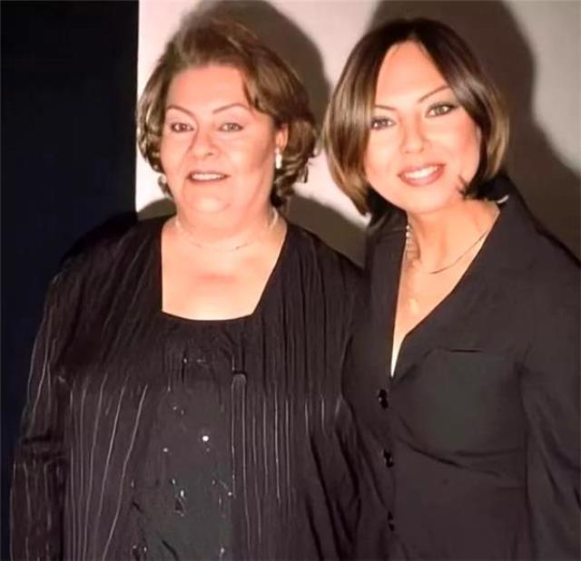 Ebru Gündeş'in annesinin koronavirüs nedeniyle vefat ettiği ortaya çıktı