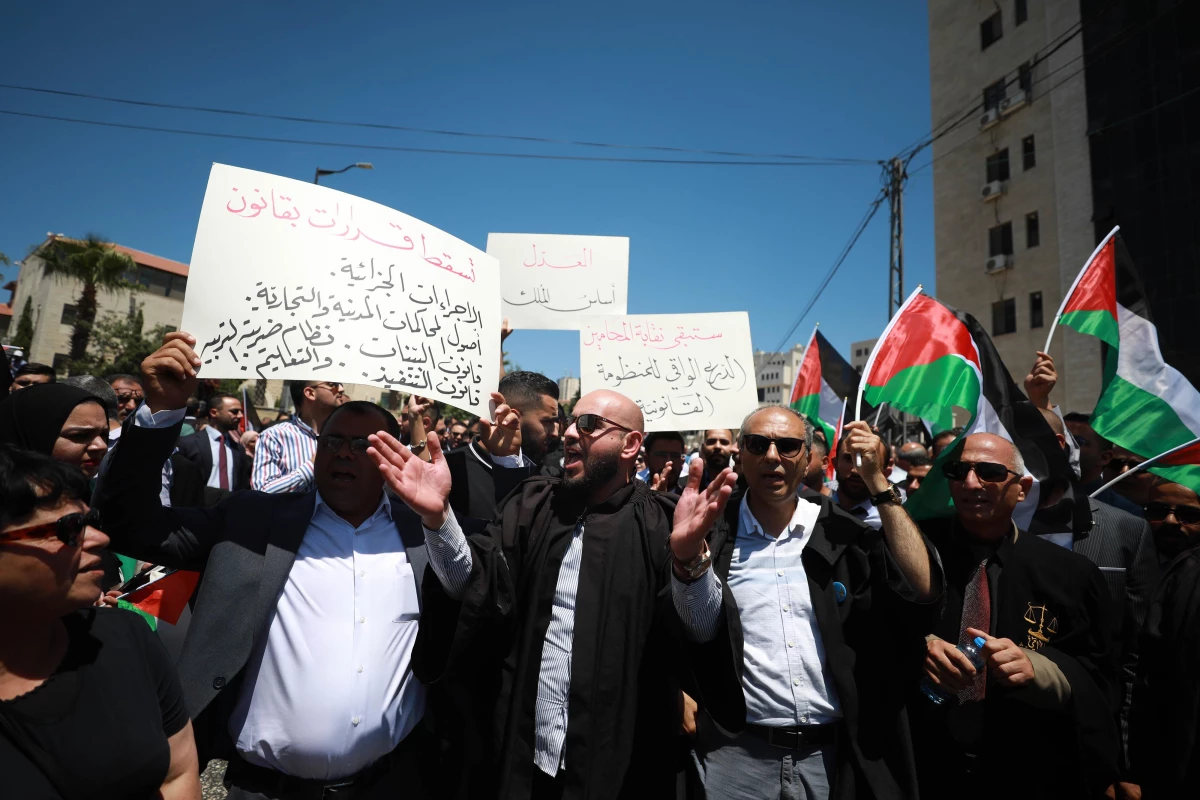Filistinli avukatlar Devlet Başkanı Abbas\'ın çıkardığı KHK\'leri protesto etti