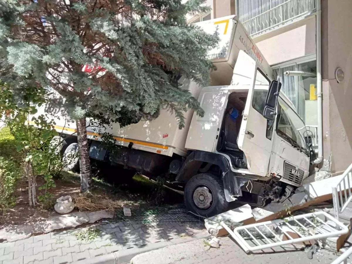 Freni arızalanan nakliye kamyonunun bina boşluğuna düşüş anı kamerada