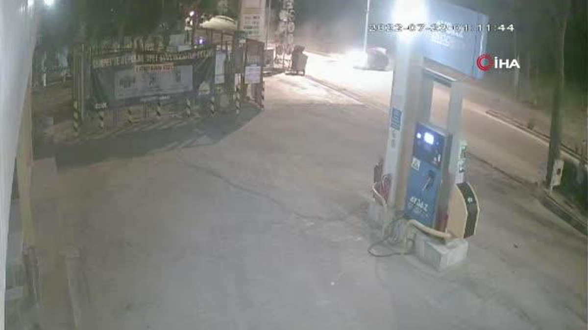 Genç sürücüye mezar olan otomobil aydınlatma direğine böyle çarptı