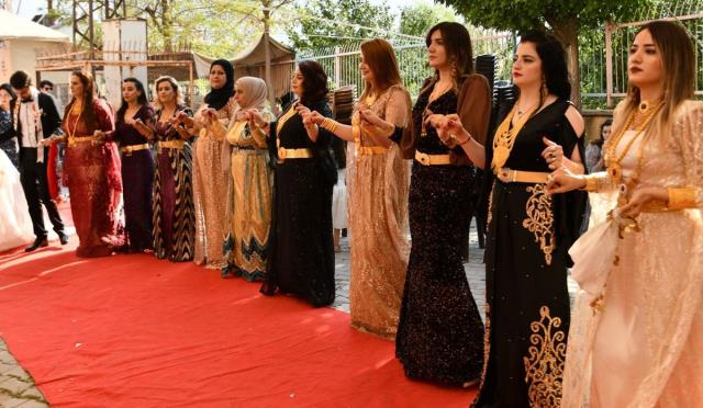Hakkari'deki düğünde 5 kilo altın takılan gelin, halay çekerken zorlandı Hakkari'deki düğünde 5 kilo altın takılan gelin, halay çekerken zorlandı