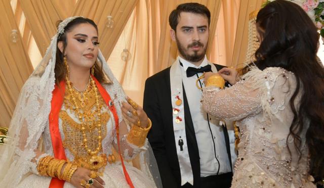Hakkari'deki düğünde 5 kilo altın takılan gelin, halay çekerken zorlandı Hakkari'deki düğünde 5 kilo altın takılan gelin, halay çekerken zorlandı
