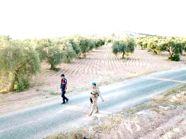 Jandarma fiyatı cep yakan antepfıstığını korumak için yol boyu nöbet tuttu Jandarma fiyatı cep yakan antepfıstığını korumak için yol boyu nöbet tuttu