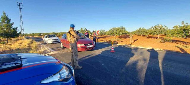 Jandarma fiyatı cep yakan antepfıstığını korumak için yol boyu nöbet tuttu Jandarma fiyatı cep yakan antepfıstığını korumak için yol boyu nöbet tuttu