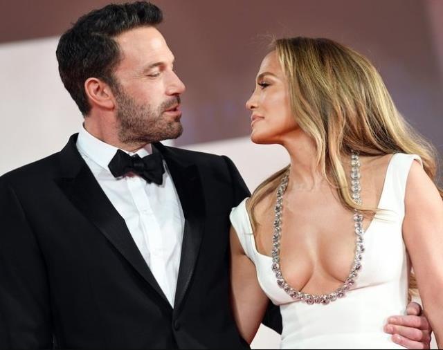 Jennifer Lopez ile evlenen Ben Affleck balayında ağzı açık uyuya kaldı