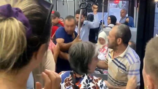 Otobüste genç kızın ayaklarının fotoğrafını çekildiğini gören yolcular şahsa meydan dayağı attı Otobüste genç kızın ayaklarının fotoğrafını çekildiğini gören yolcular şahsa meydan dayağı attı