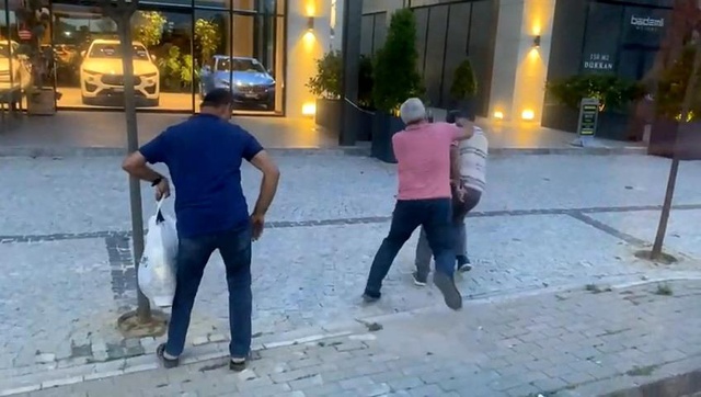 Otobüste genç kızın ayaklarının fotoğrafını çekildiğini gören yolcular şahsa meydan dayağı attı Otobüste genç kızın ayaklarının fotoğrafını çekildiğini gören yolcular şahsa meydan dayağı attı