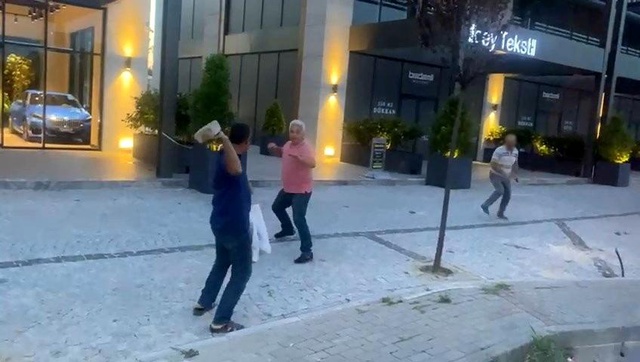 Otobüste genç kızın ayaklarının fotoğrafını çekildiğini gören yolcular şahsa meydan dayağı attı Otobüste genç kızın ayaklarının fotoğrafını çekildiğini gören yolcular şahsa meydan dayağı attı