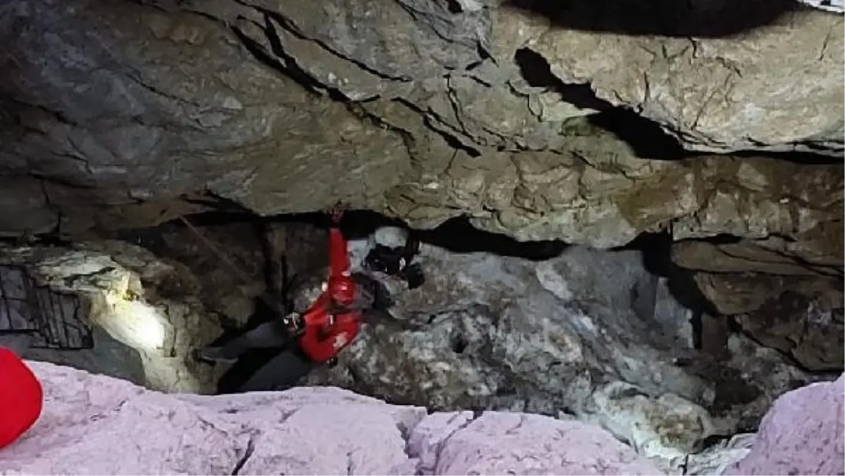 Kar kuyusuna düşüp yaralandı, ekipler saatler sonra kurtardı