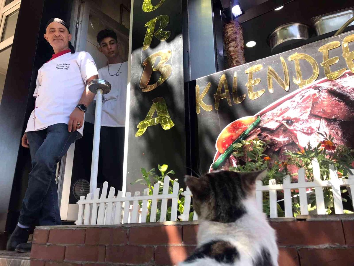 Kedi \'Döner\' dönercinin maskotu oldu