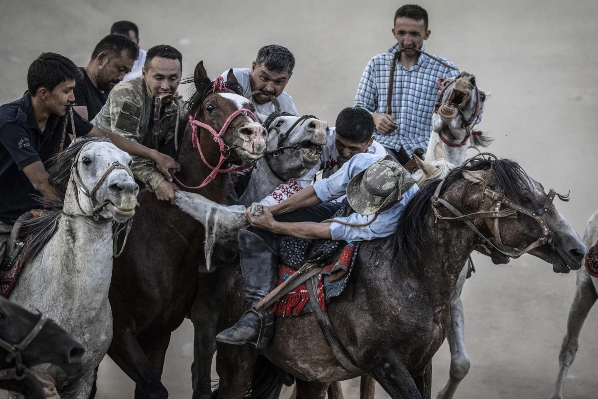 Kırgız Türkleri, ata yadigarı "Kökbörü"yü dört nala geleceğe taşıyor