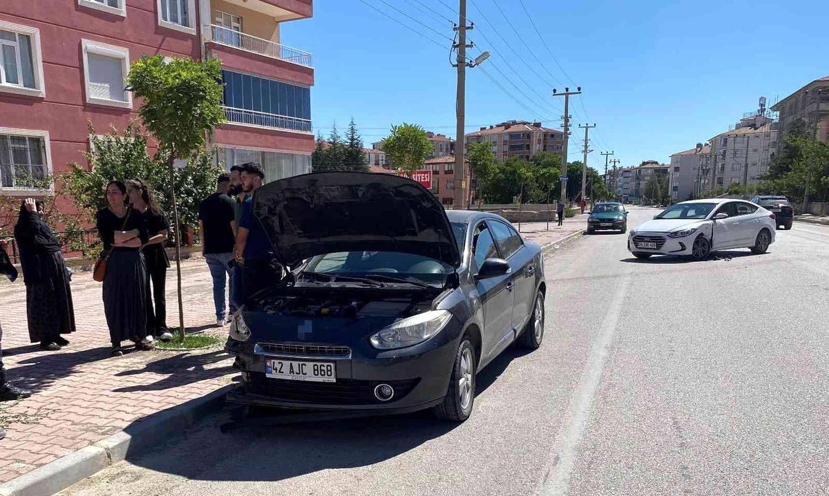 Konya\'da 2 otomobil çarpıştı: 1 yaralı