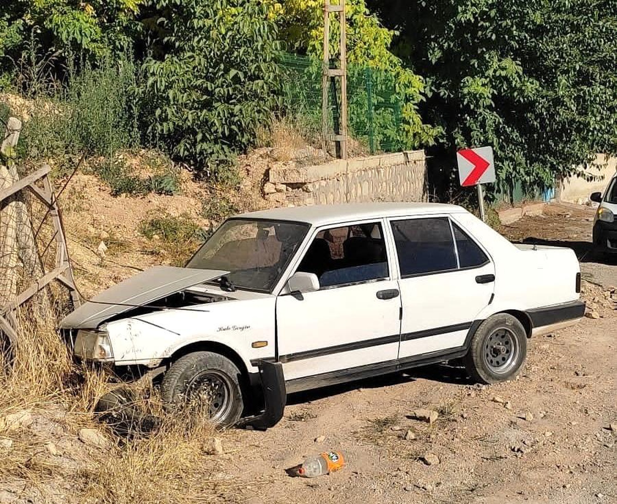 Malatya\'da otomobil bahçe korkuluklarına çarptı: 3 yaralı