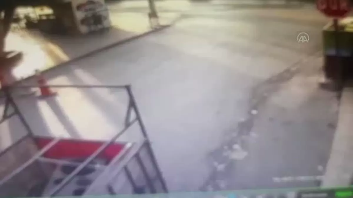 Mersin\'de marketin önündeki gazeteliğin çalınması güvenlik kamerasında