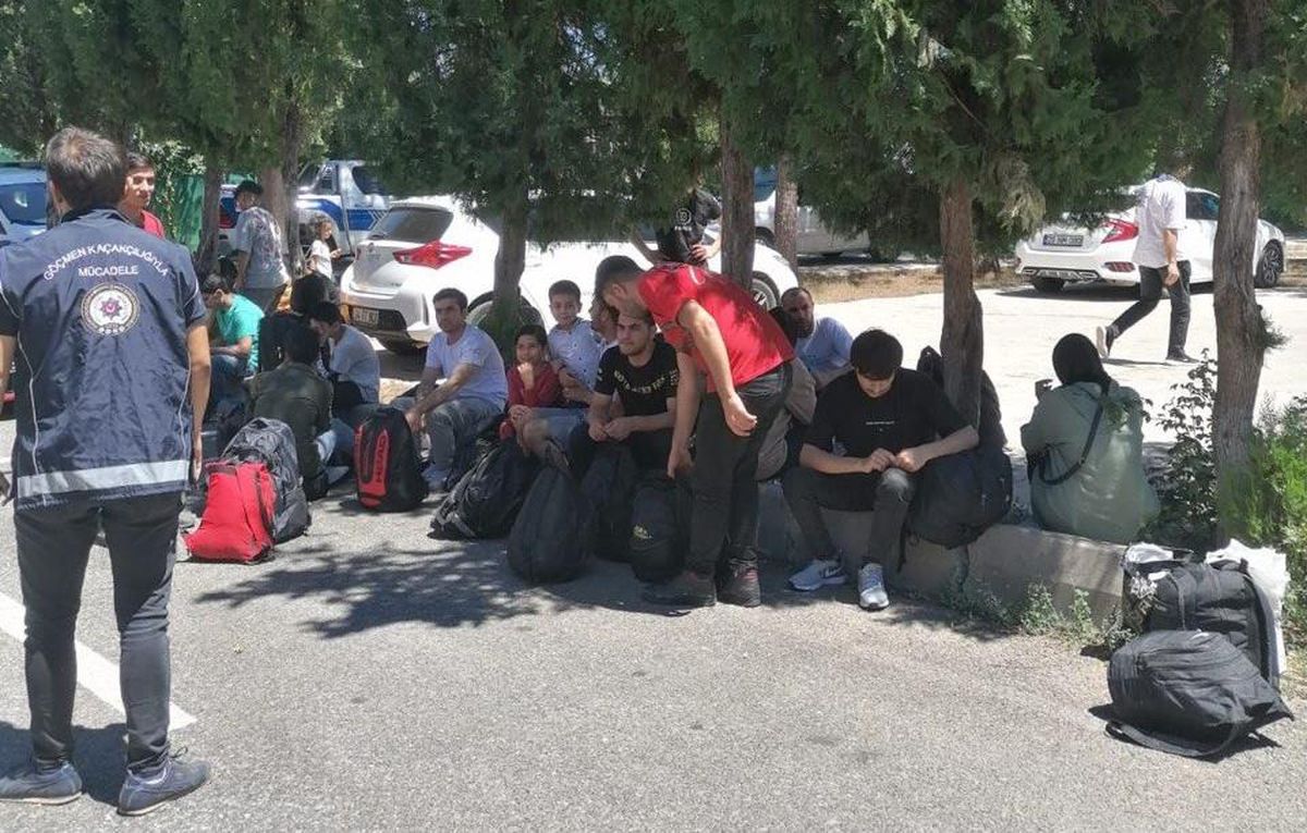 Muğla\'da minibüslerde 111 düzensiz göçmen yakalandı